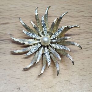 Vintage Lisner Brooch Gold Flower Crystal & Pearl